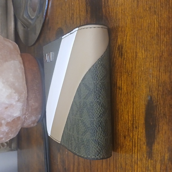 Like New! Michael Kors Men's Bifold Wallet - Olive, Tan, and White - Picture 7 of 10